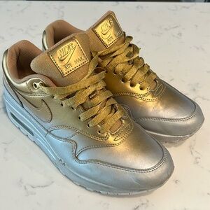 Nike AIR MAX 1 LX SPRAY PAINT (silver & gold)